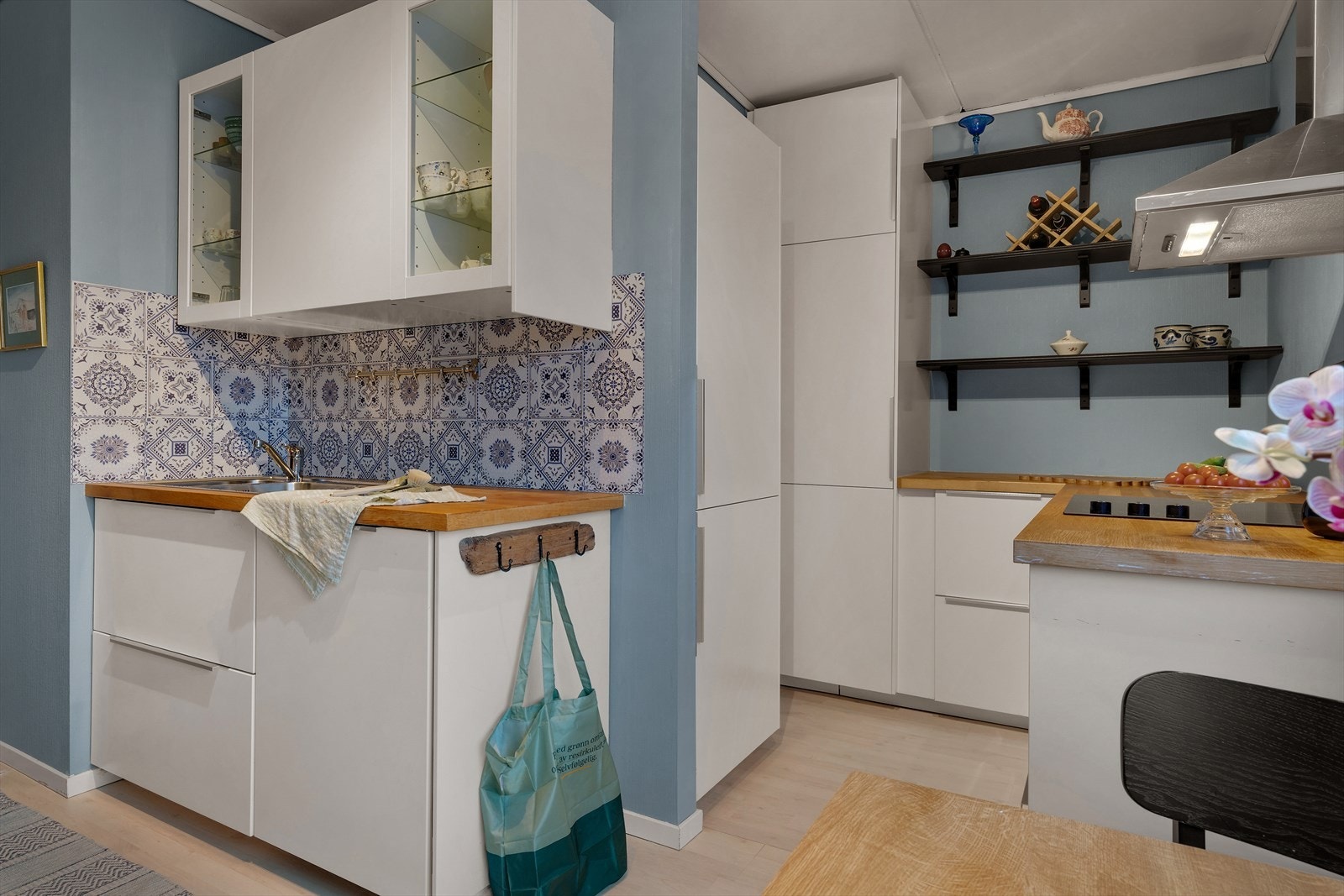 Integrert oppvaskmaskin og kjøkkenventilator med avtrekksvifte. Galleribilde