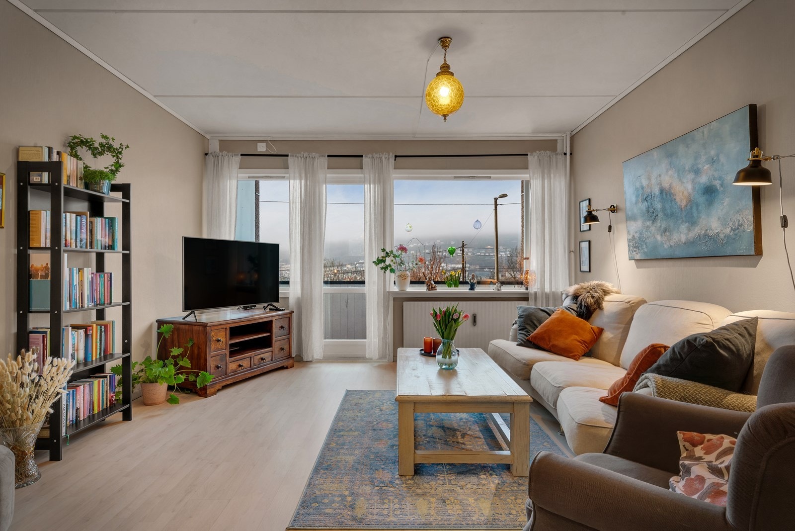 Fra stuen er det utgang til en balkong med utsikt over bylandskapet. Galleribilde