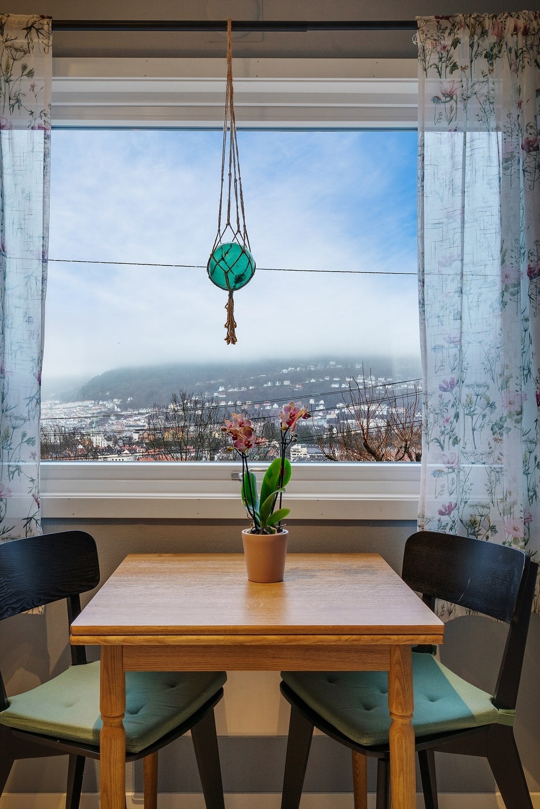 Kjøkken med spiseplass og utsikt. Galleribilde