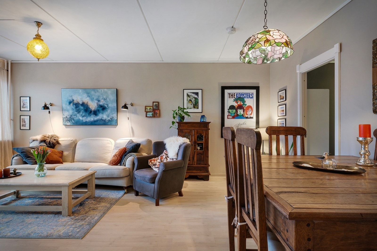 Stuen på ca. 24 m² har god plass til både sofagruppe og spisebord. Galleribilde