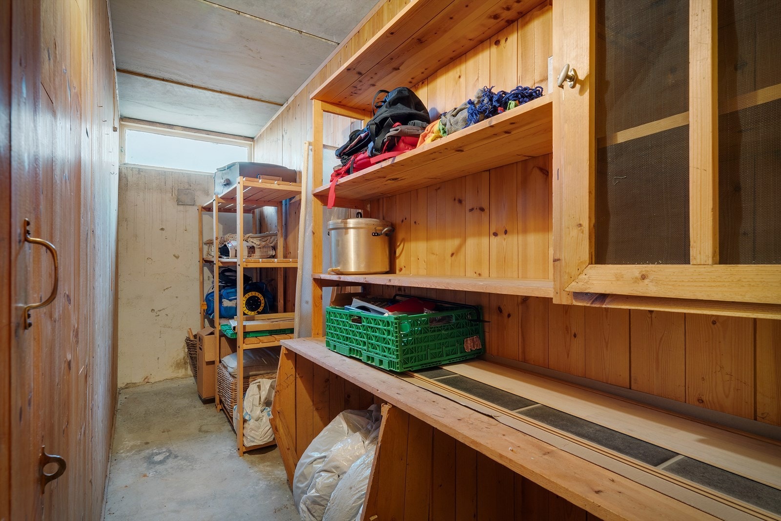 Det medfølger en bod på 5,6 m² i kjelleren, i tillegg til en bod på 1,4 m² i etasjen. Galleribilde