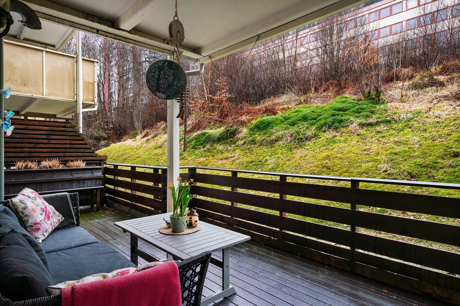 Den romslige terrassen på 18 m² er en skjermet og privat uteplass. Galleribilde