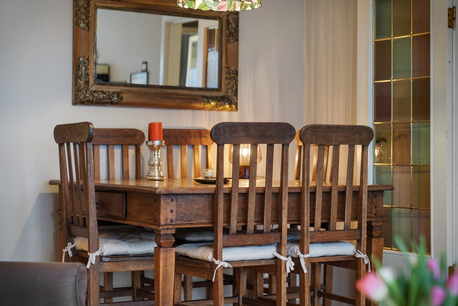 Detaljer som profilerte dører og listverk gir rommet karakter. Galleribilde