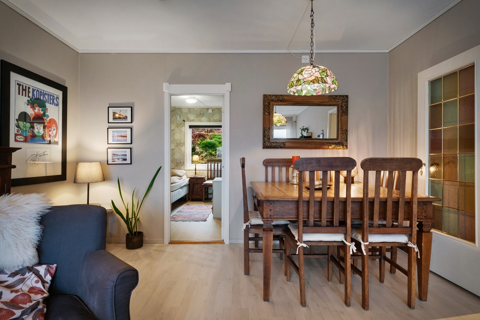 Spisestuen er en naturlig del av oppholdsrommet, med plass til hyggelige sammenkomster. Galleribilde