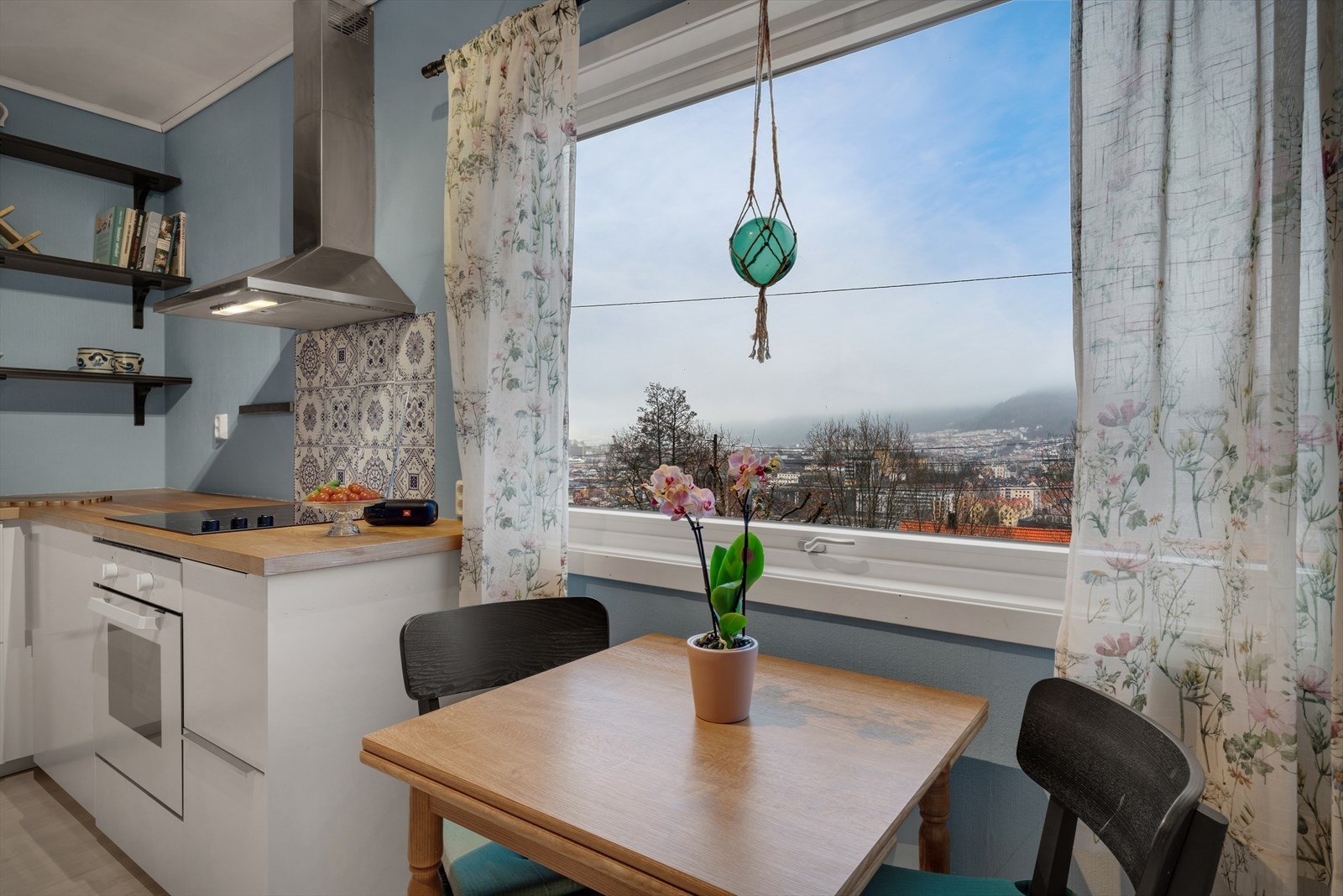 Fra kjøkkenvinduet har man en flott utsikt mot blant annet Ulriken og byfjellene. Galleribilde