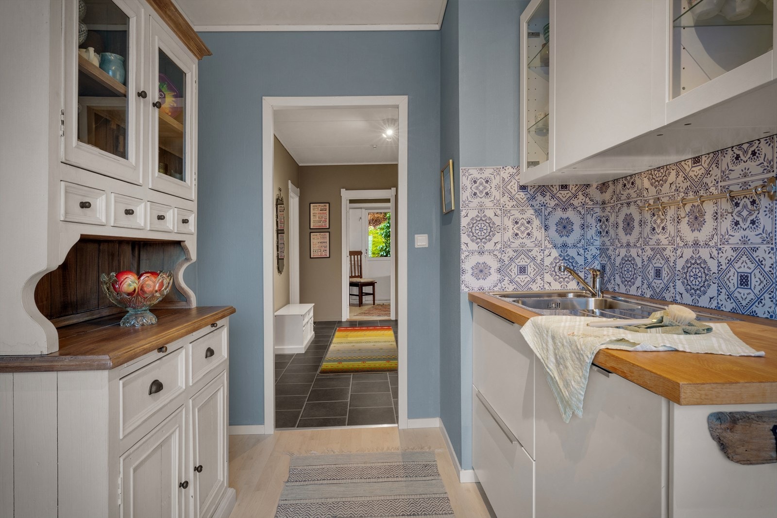 Kjøkkenet på 12 m² er adskilt fra stuen, men likevel lett tilgjengelig fra entreen. Galleribilde