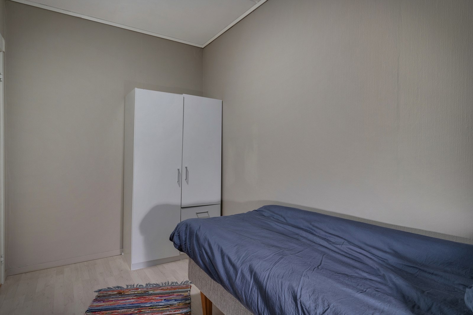 Rommet har plass til seng og oppbevaringsmøbler. Galleribilde