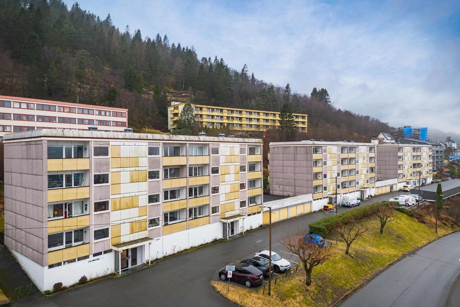 Bygningen er fra 1960 og er en del av Gyldenprisveien 39/49 Borettslag. Galleribilde