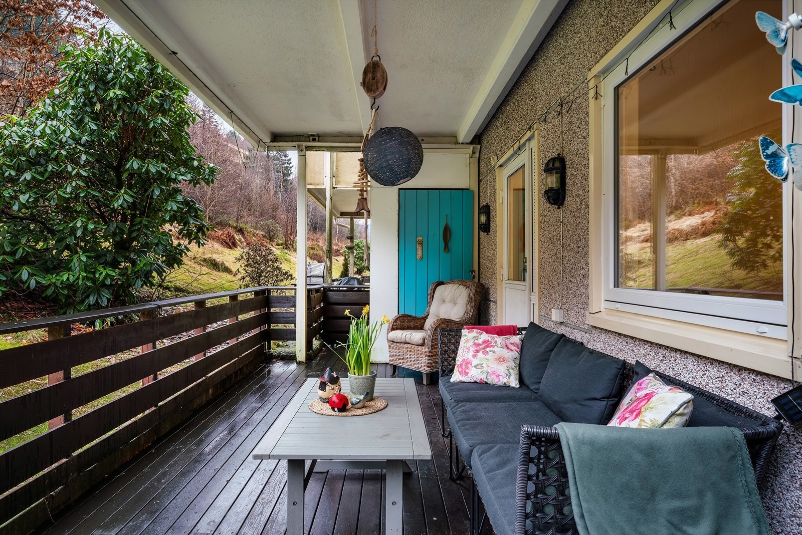 Den store, delvis overbygde terrassen gir rikelig med plass for utemøbler og sosiale soner. Galleribilde