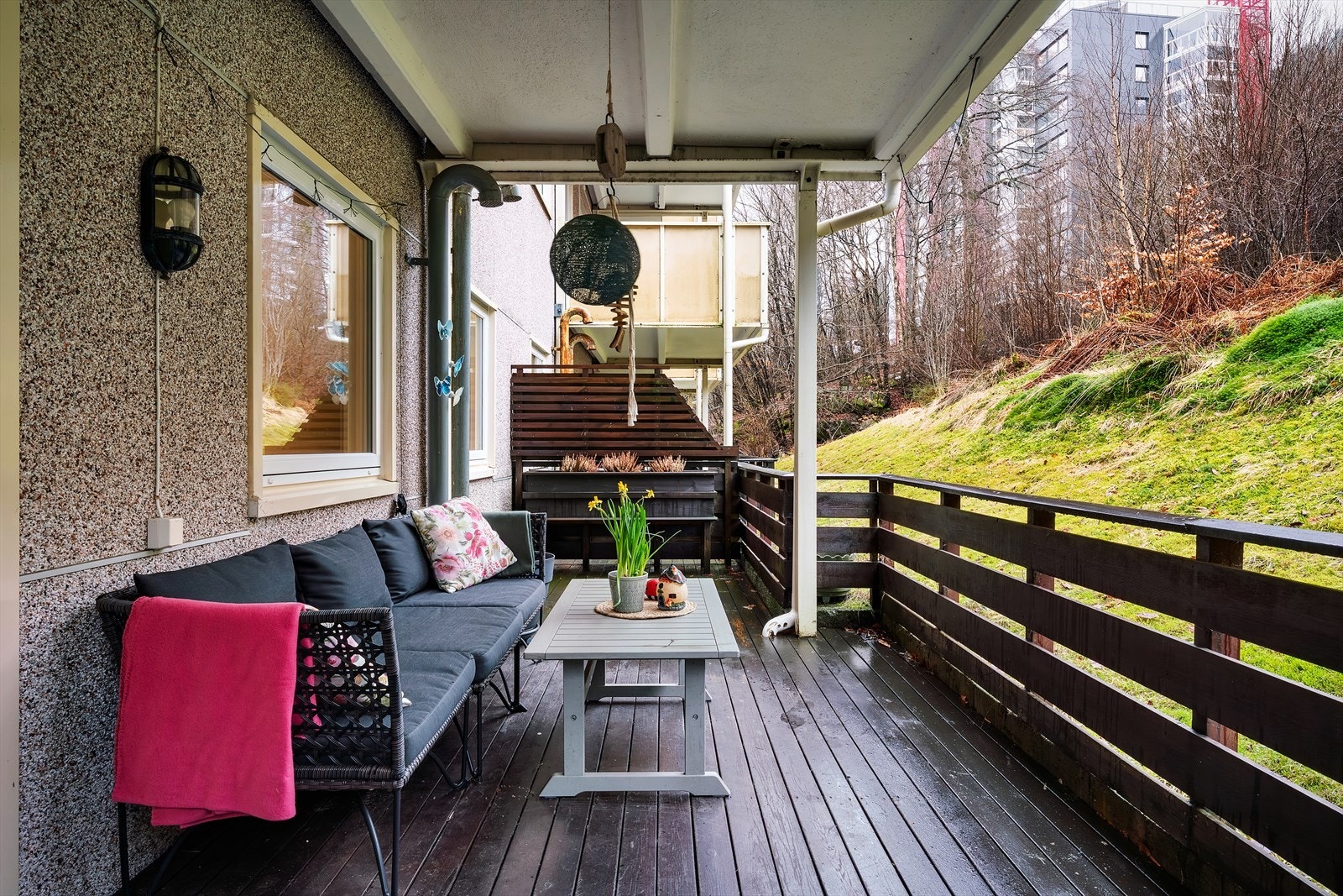 Terrassen er skjermet og ligger vendt mot et grøntareal. Galleribilde