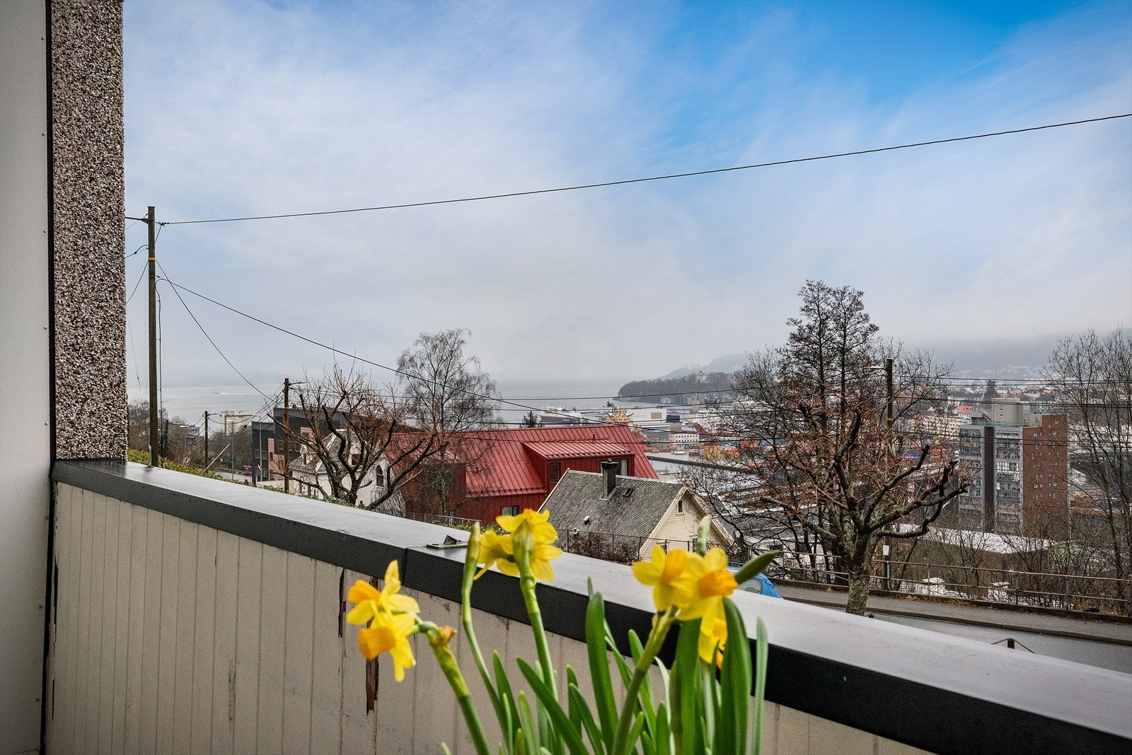 Her bor du med kort vei til sentrum og gode kollektivforbindelser, med busstopp kun ett minutt unna. Galleribilde