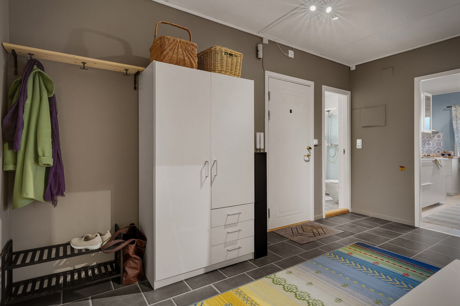 Hovedytterdøren er brannklassifisert (B 30) og lyddempende (35 db). Galleribilde