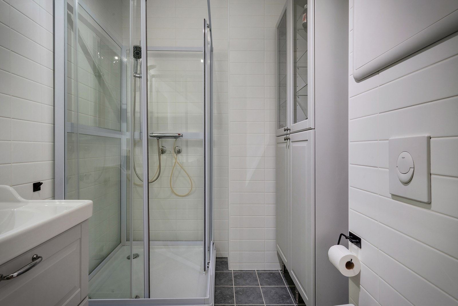 Rommet er utstyrt med dusjkabinett og veggmontert toalett. Galleribilde