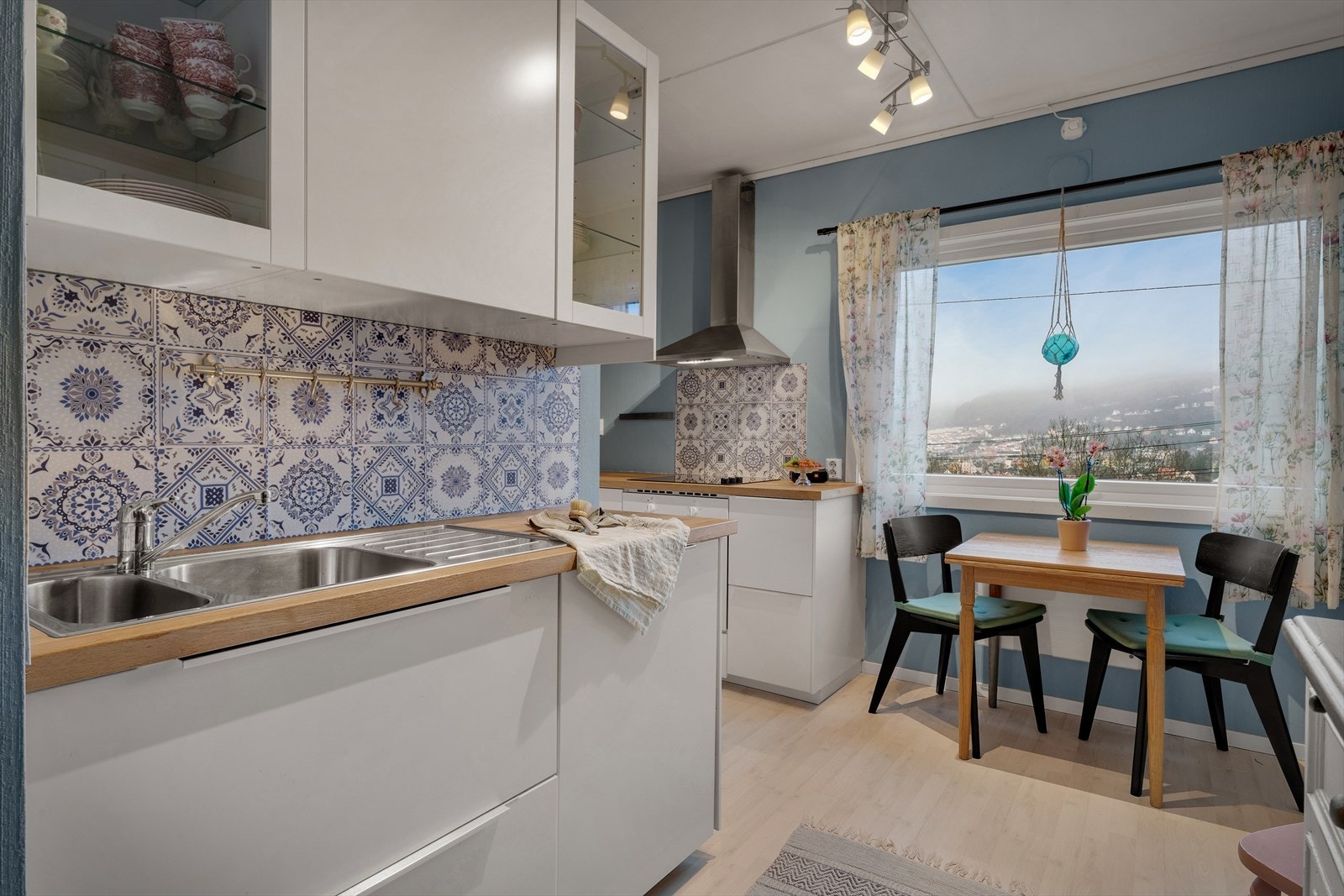 Kjøkkeninnredningen har glatte fronter og en benkeplate i heltre. Galleribilde