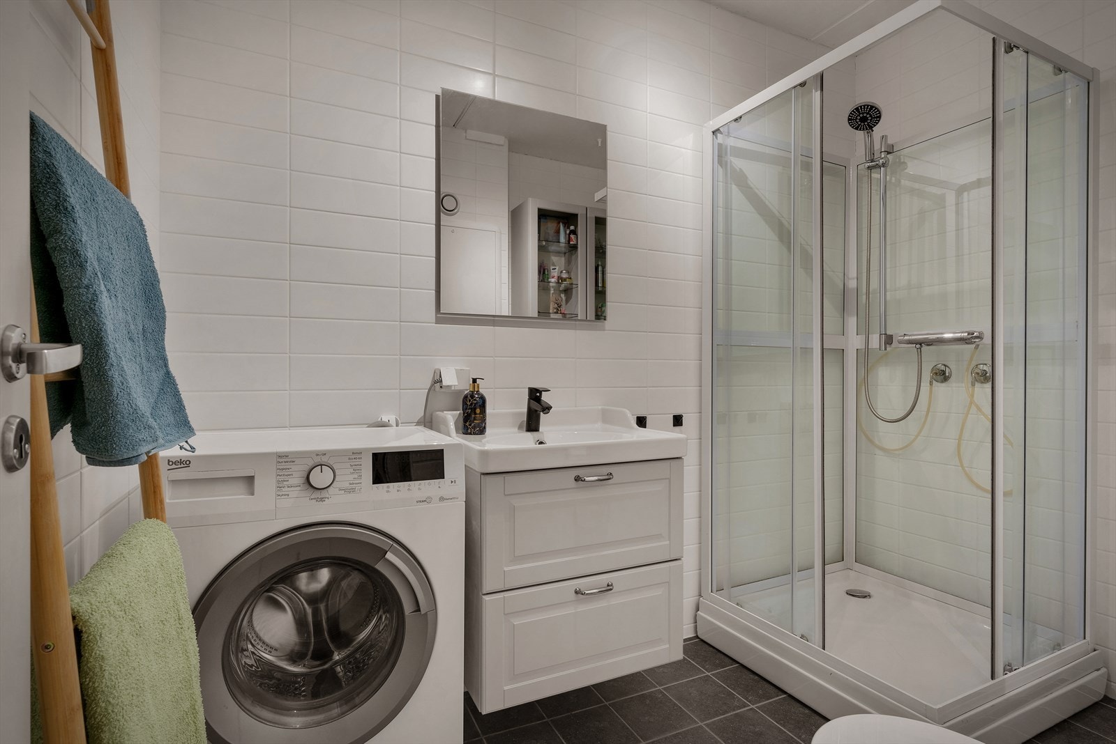 Badet ble renovert i 2015 og har flislagte overflater. Galleribilde