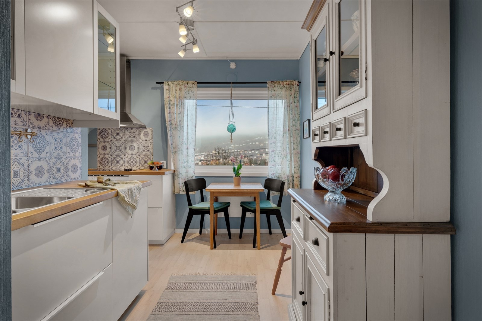 Kjøkkenet fra 2015 har en praktisk utforming med spiseplass og integrerte hvitevarer. Galleribilde