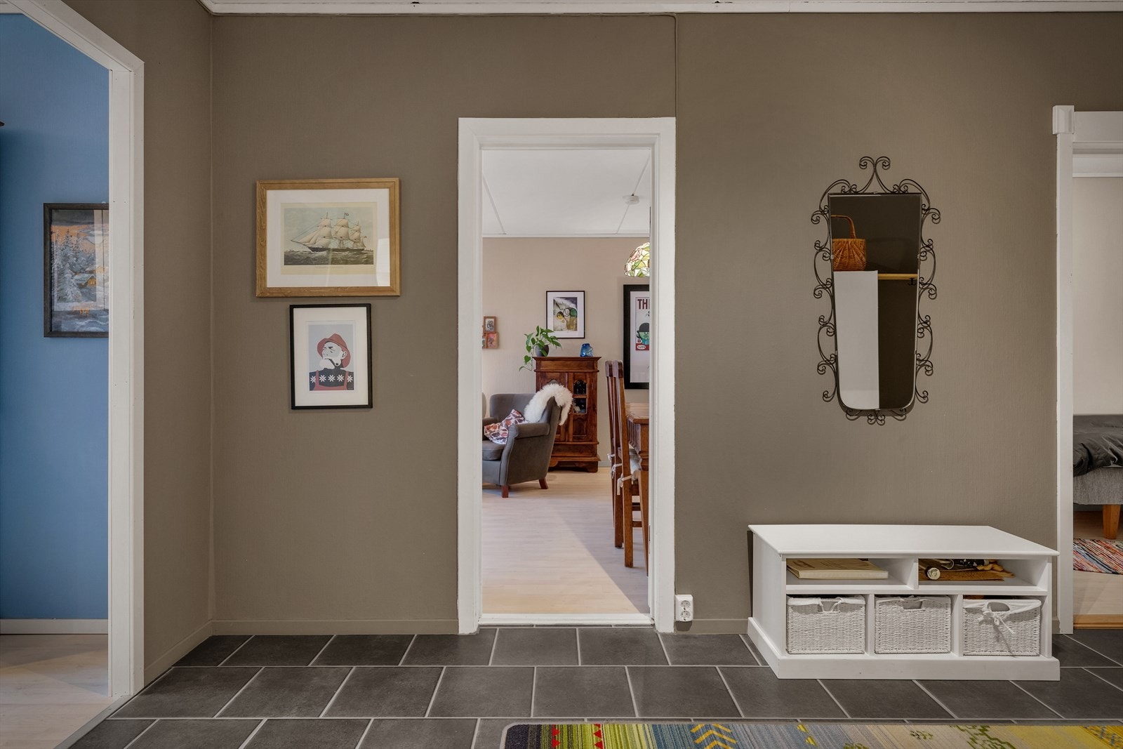 En romslig entré på nesten 10 m² ønsker velkommen og gir et godt førsteinntrykk. Galleribilde