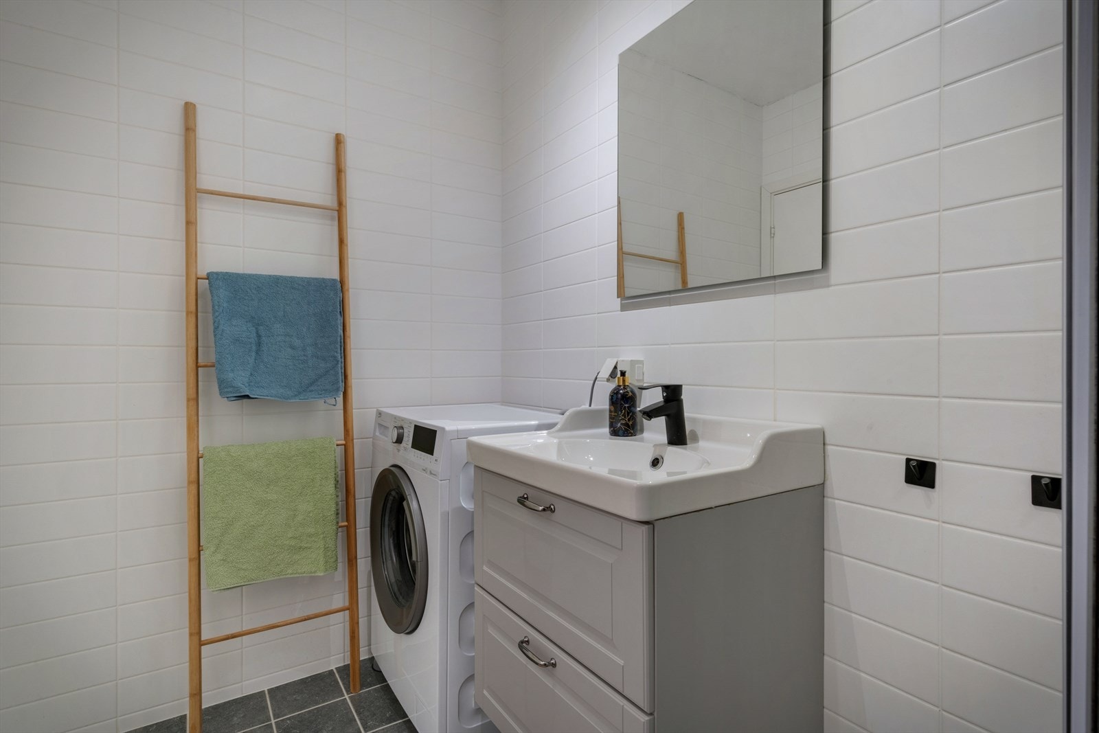 Det er opplegg for vaskemaskin på badet. Galleribilde