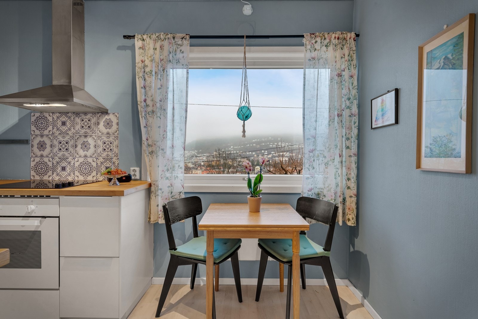 Her er det plass til en hyggelig spisekrok ved vinduet. Galleribilde