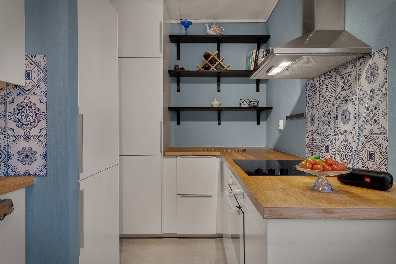 Kjøkkenet er utstyrt med integrert platetopp, stekeovn og kjøl/fryseskap. Galleribilde