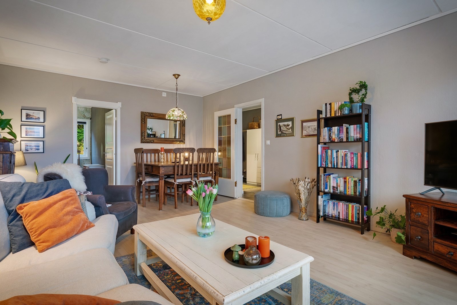 Gjennomgående laminatgulv og malte flater gir et helhetlig inntrykk. Galleribilde