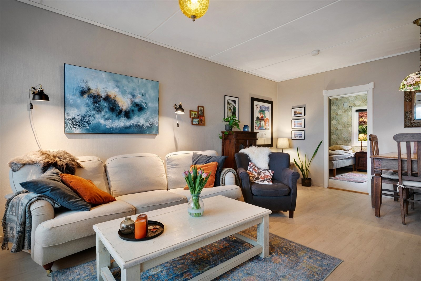 Store vindusflater slipper inn rikelig med dagslys. Galleribilde