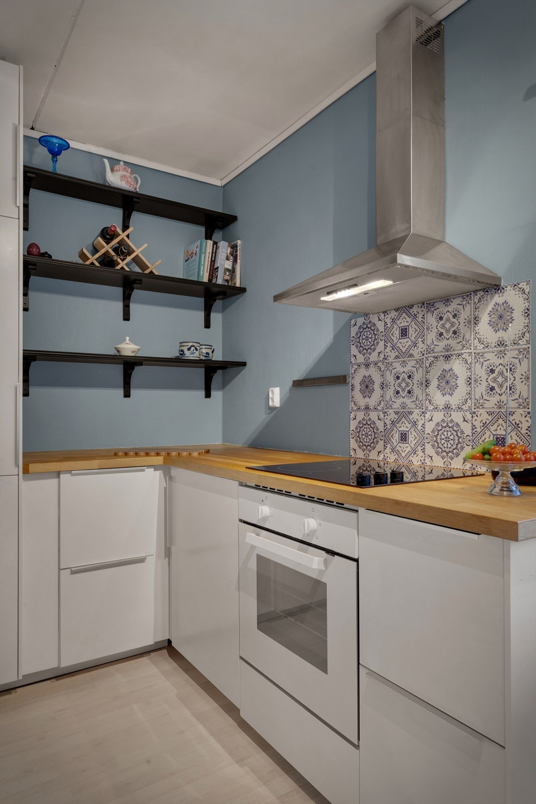 Godt med skap- og benkeplass gjør matlagingen effektiv. Galleribilde