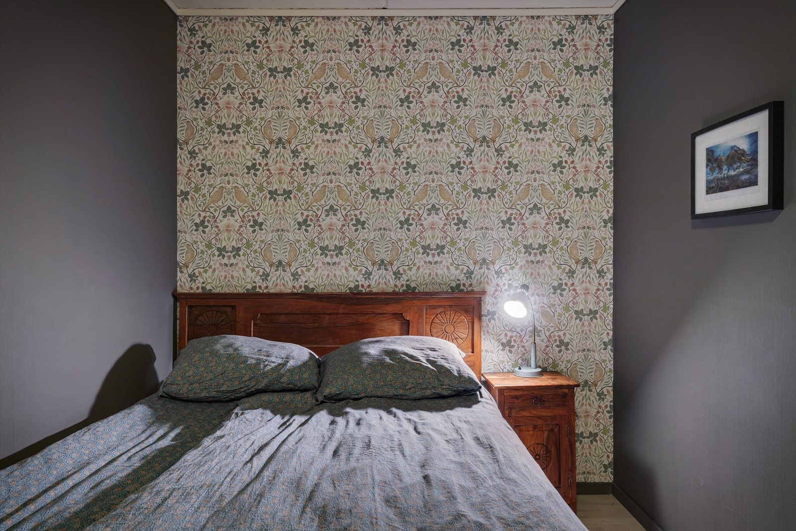 En fondvegg med tapet gir rommet en lun og personlig atmosfære. Galleribilde