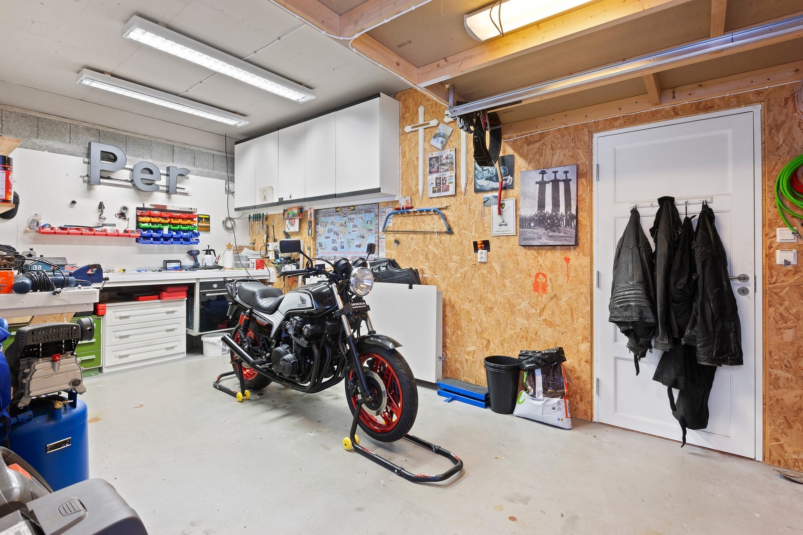 Praktisk og romslig garasje med arbeidsplass. Galleribilde