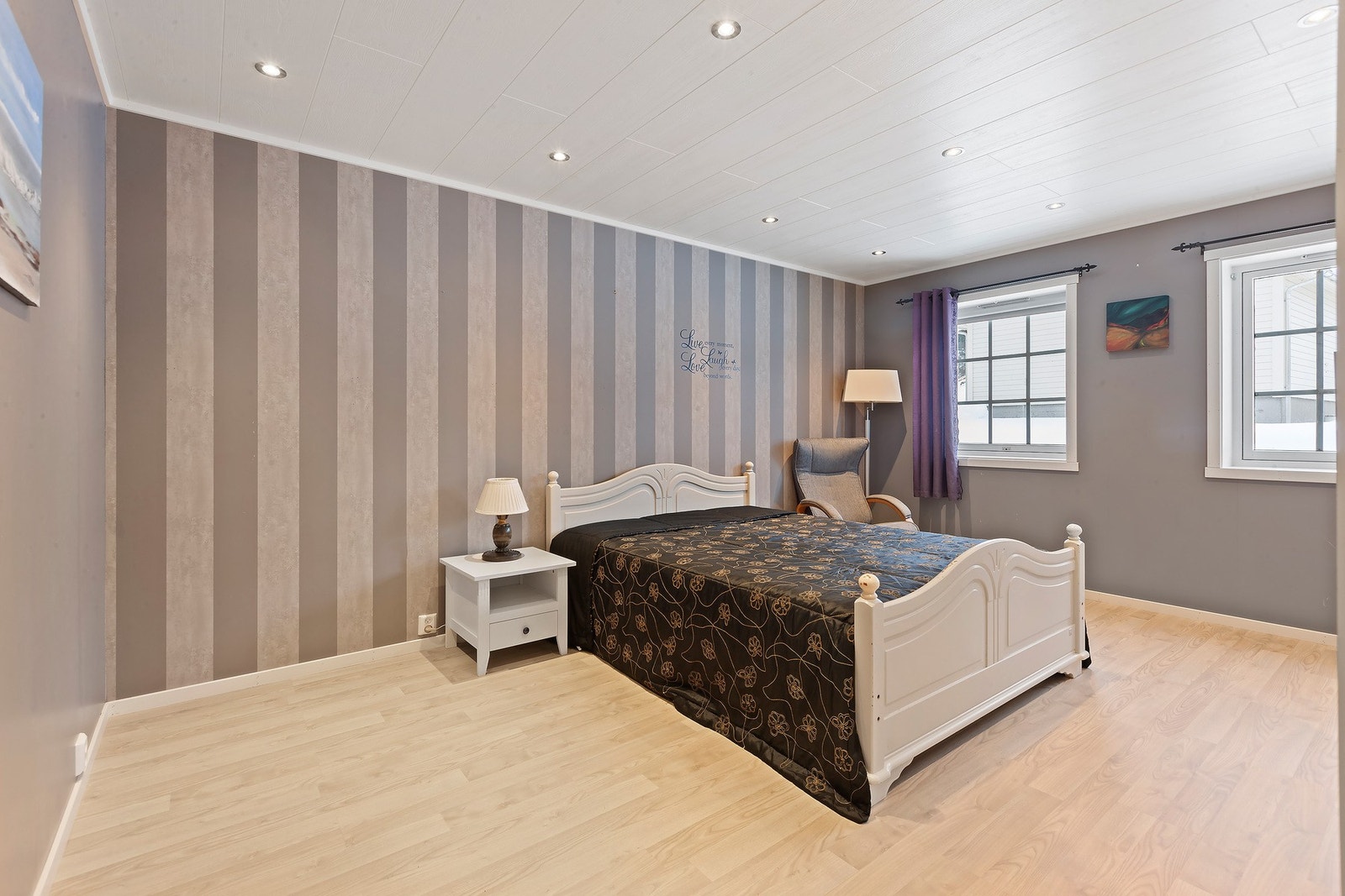 Romslig soverom. Galleribilde