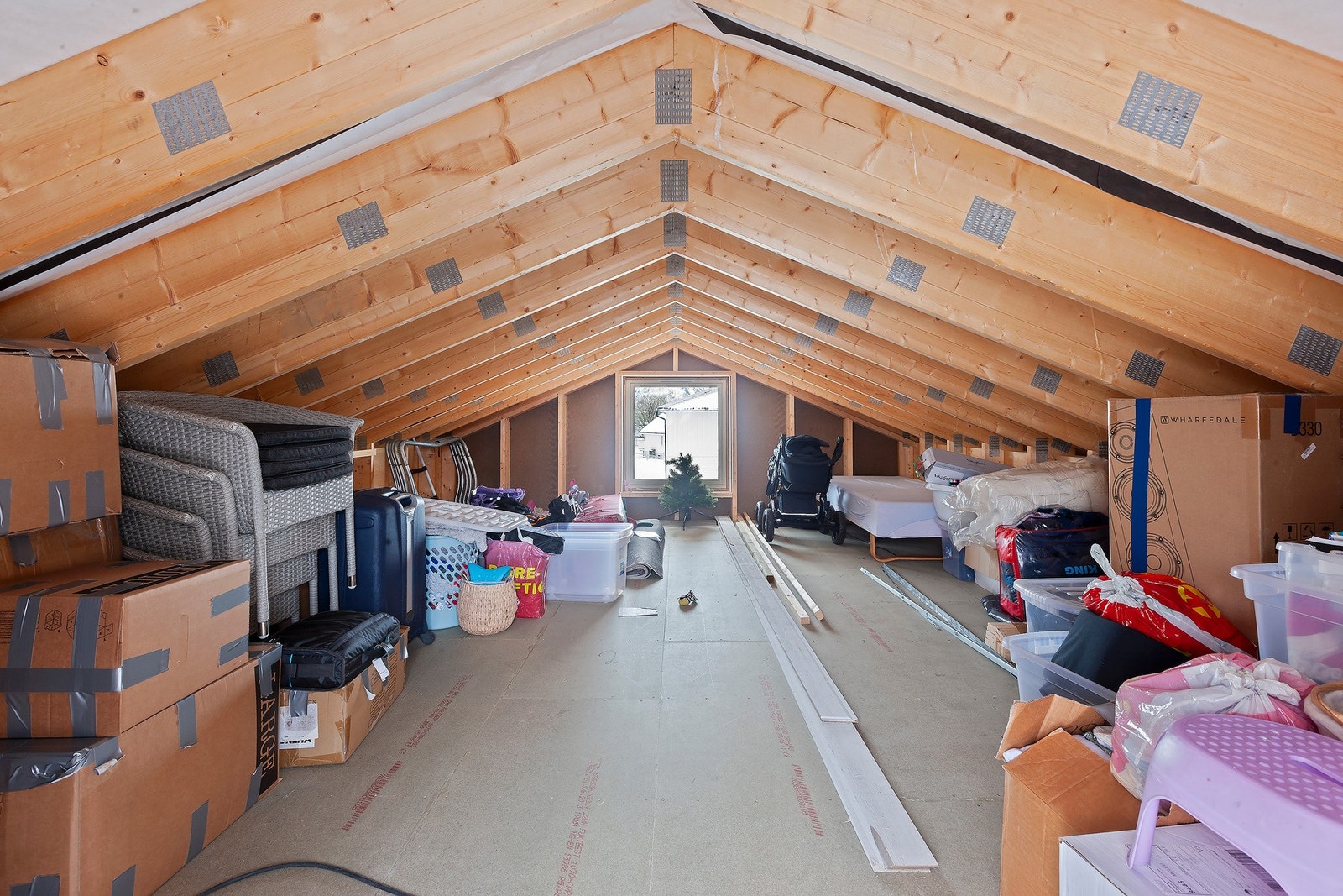 Romslig garasjeloft med rikelig lagringsplass. Galleribilde