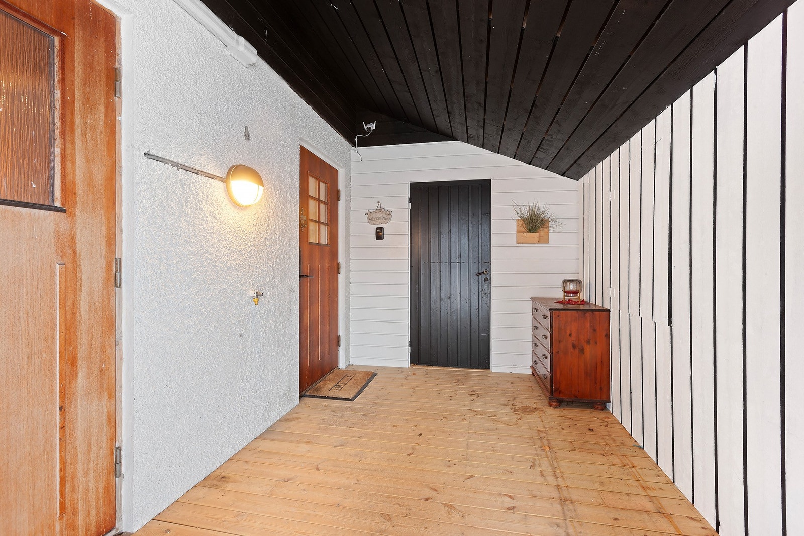 Overbygd inngangsparti med praktisk bod i bakkant. Galleribilde