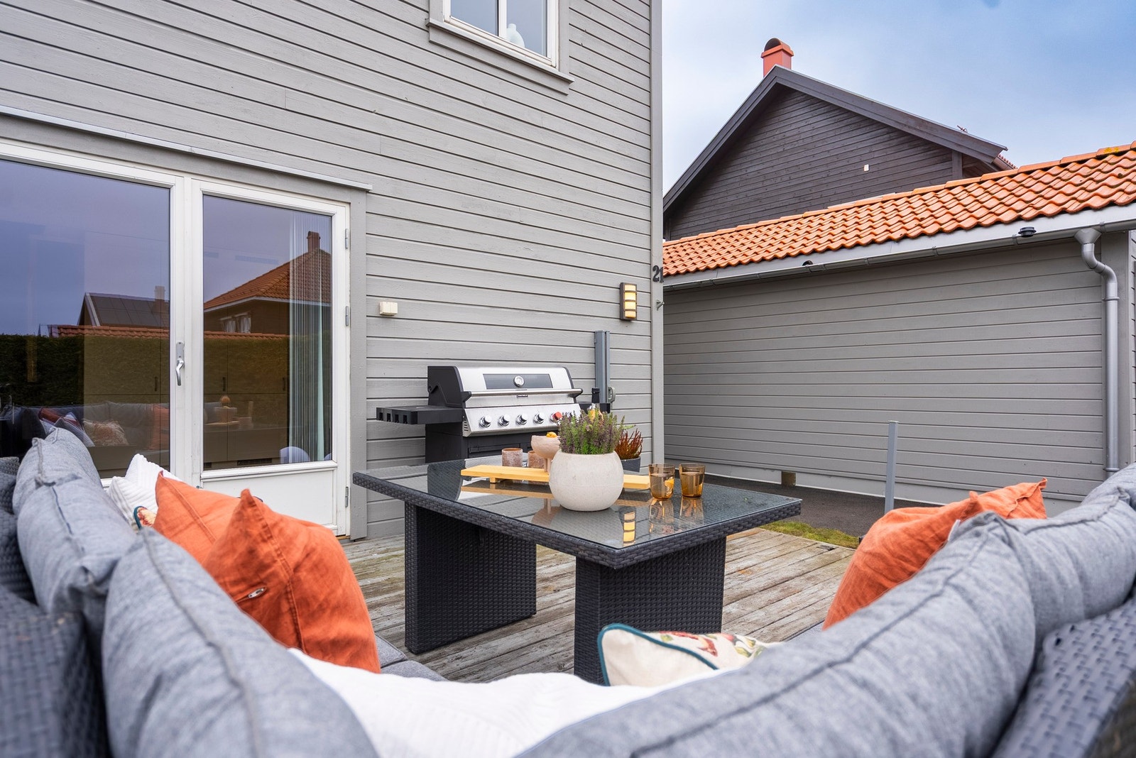 Her får du en skjermet hage som kombinerer ro, privatliv og mulighet for hyggelige utendørsaktiviteter Galleribilde