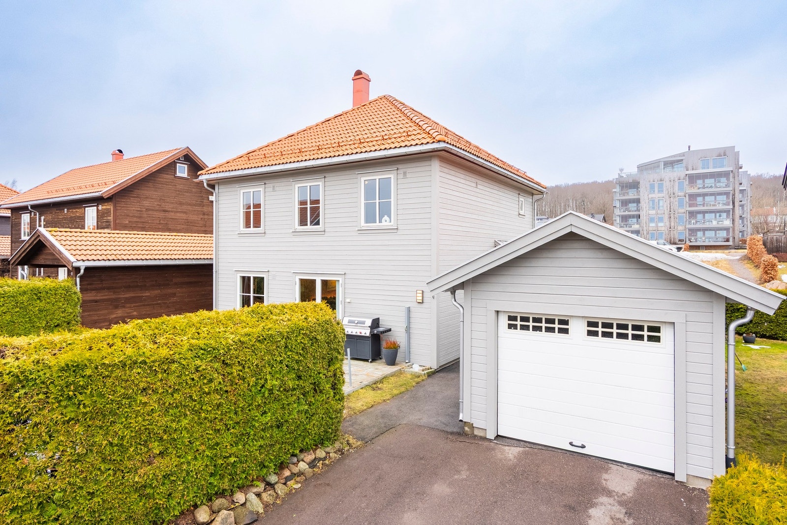 Velkommen - Asfaltert gårdsplass leder deg frem til inngangspartiet, og gir et ryddig og lettstelt uteområde som også gjør snømåkingen enklere om vinteren Galleribilde