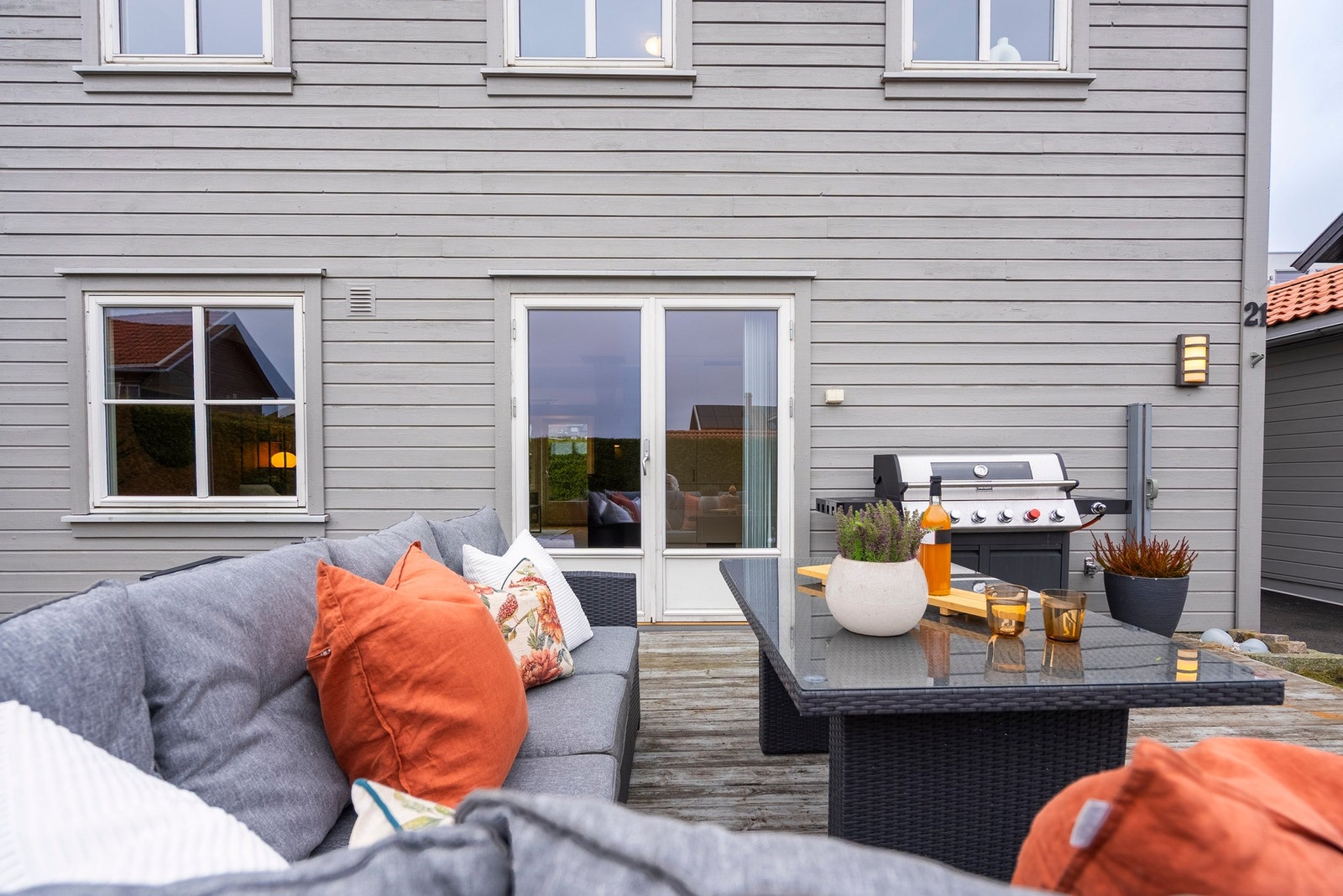 Uteplass på begge sider av huset med enkel utgang fra kjøkken og stue - perfekt for både hverdagsliv og gjester Galleribilde