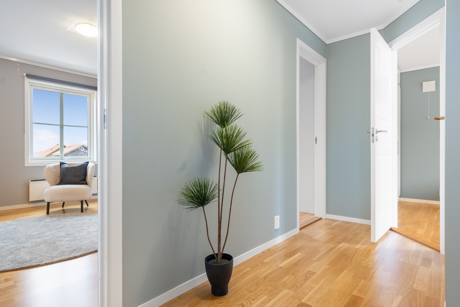 Lys entré gir deg adkomst til 3 soverom og bad i etasjen Galleribilde