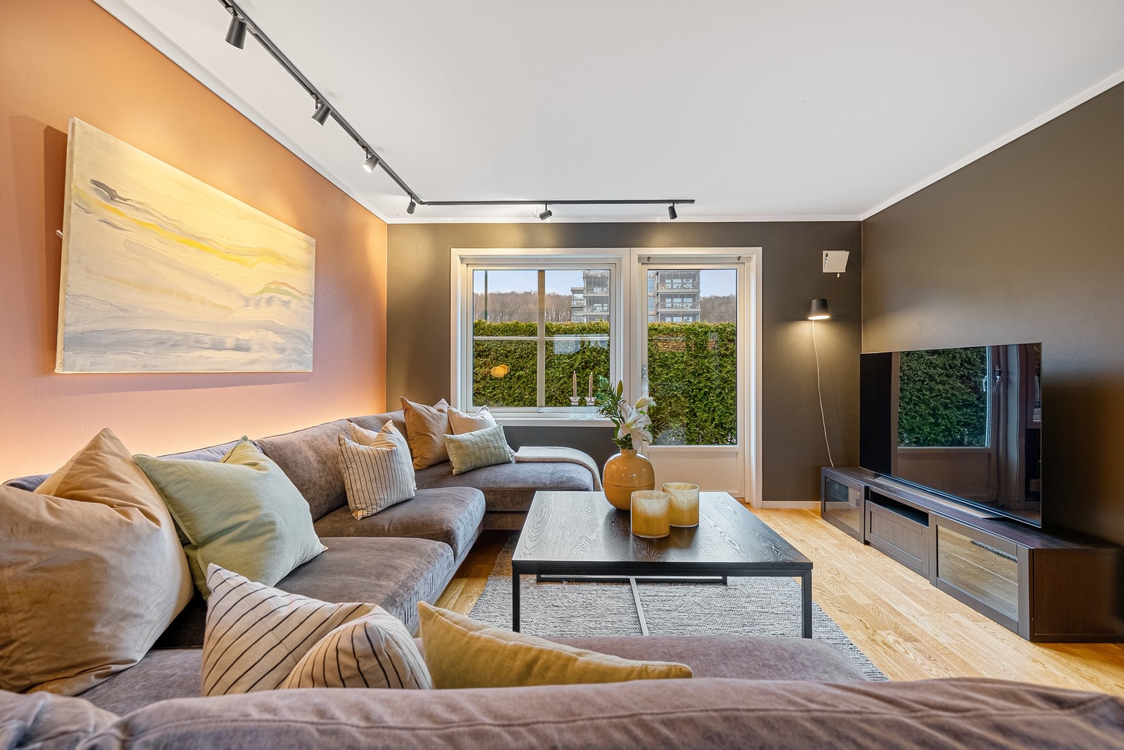 Her har du en stue med god plass til en stor og romslig sofa, perfekt for avslapning og samvær Galleribilde