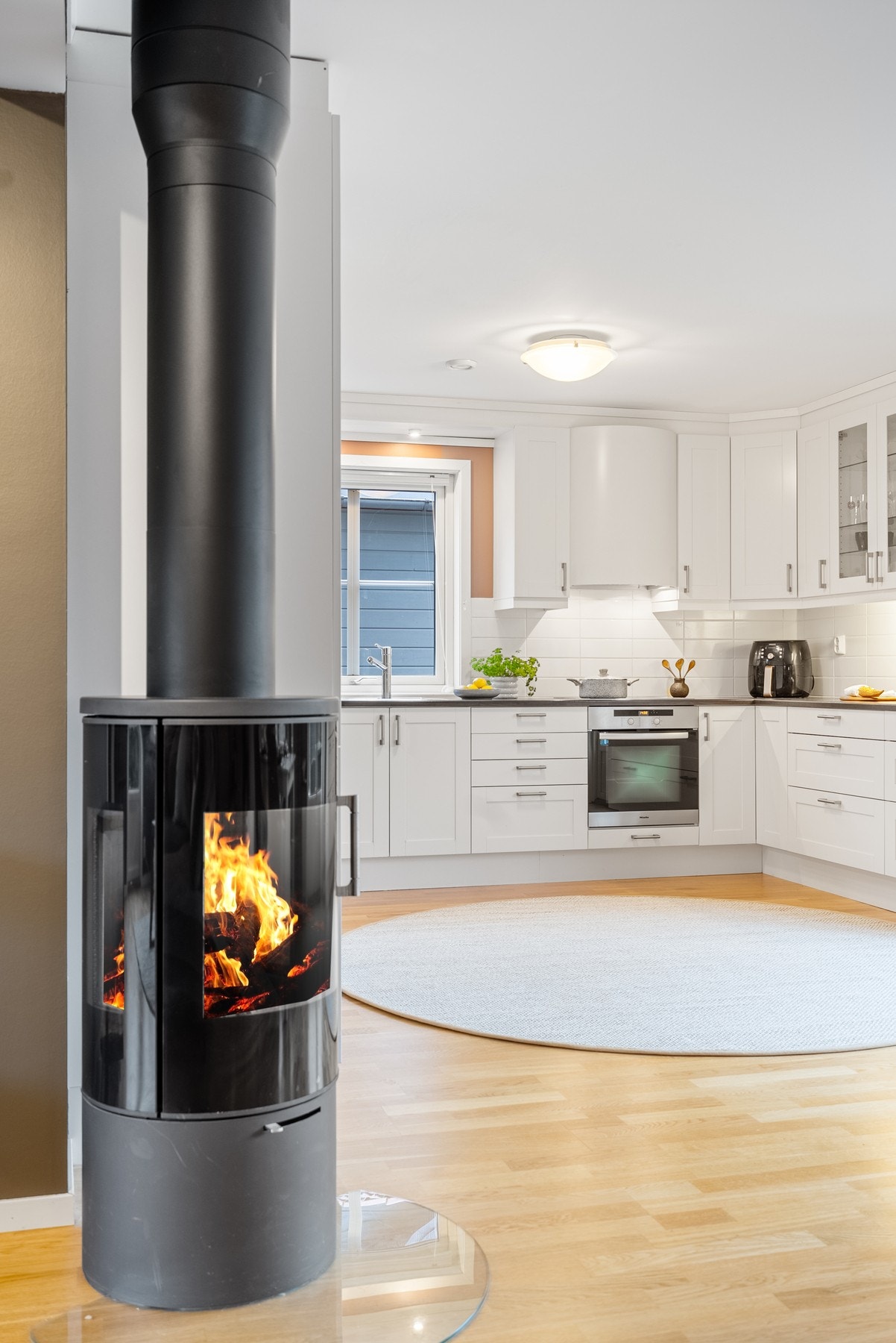 Vedovnen kan nytes fra både sofaen og spisestuen Galleribilde