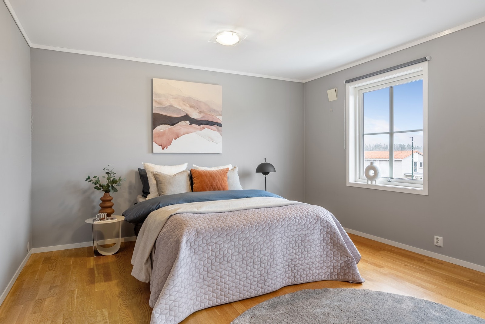 Det største soverommet er opprinnelig tegnet som bibliotek/soverom, og har derfor en størrelse som gir ekstra gode muligheter for møblering og fleksibel bruk Galleribilde