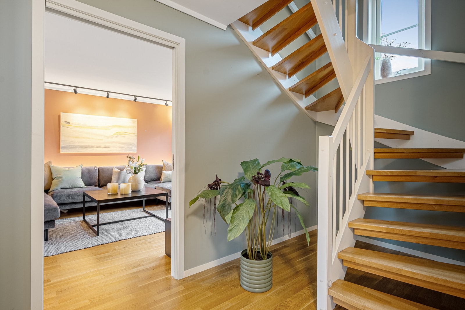 Fra trapperommet har du adkomst til både stue og kjøkken - en praktisk og sømløs i hverdagen Galleribilde