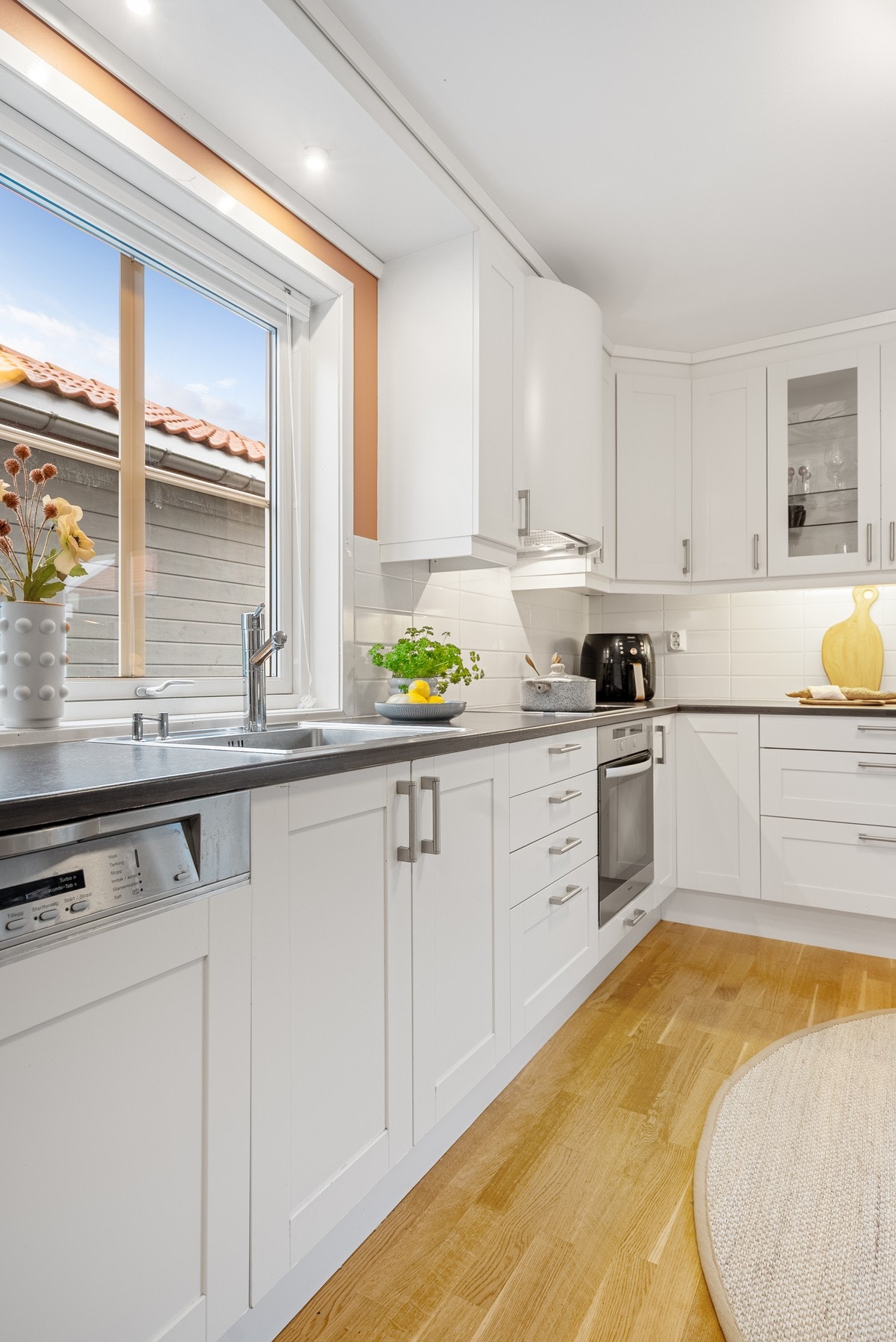 Tidløst kjøkken med integrerte hvitevarer - funksjonelt, stilrent og klart for matglede og inspirasjon Galleribilde