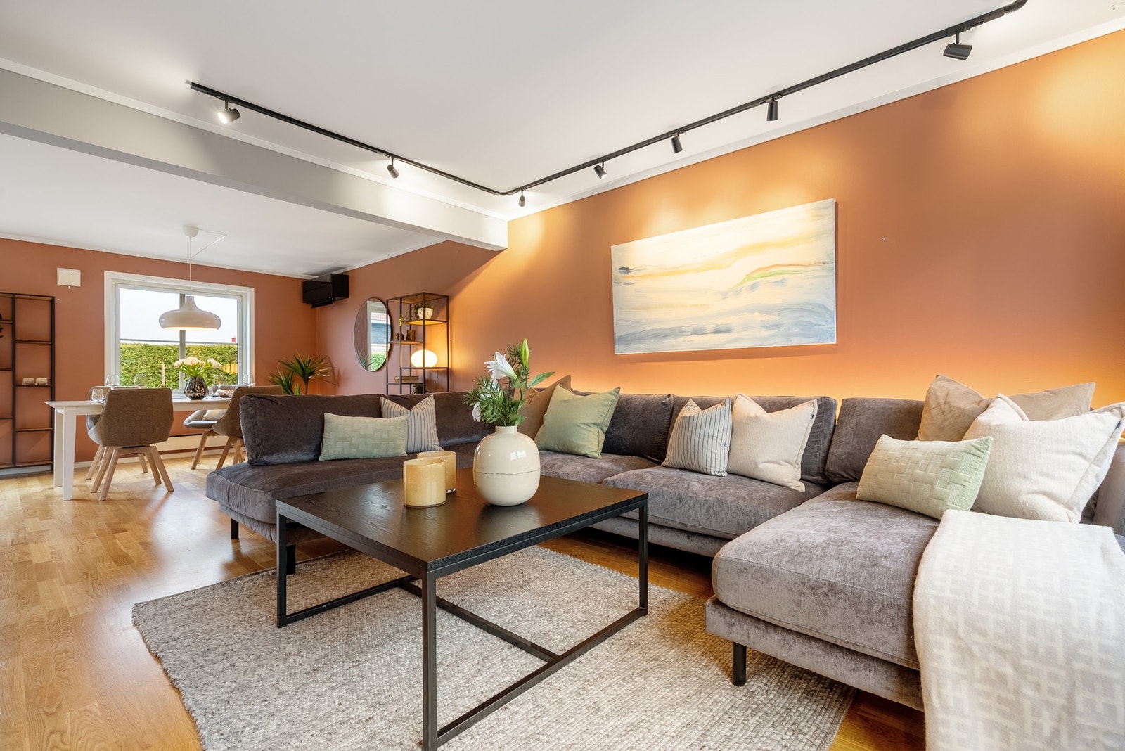 Romslige og åpne oppholdsrom tilpasset storfamilien Galleribilde