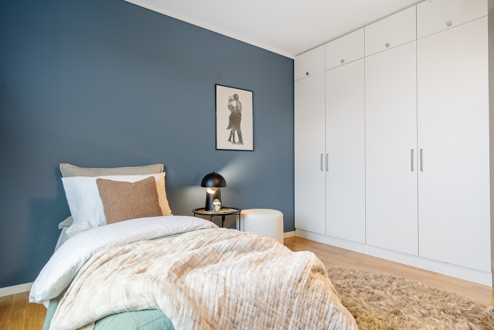 Også på det andre soverommet er det god skapplass, som gir praktisk oppbevaring og bidrar til et ryddig og oversiktlig rom Galleribilde