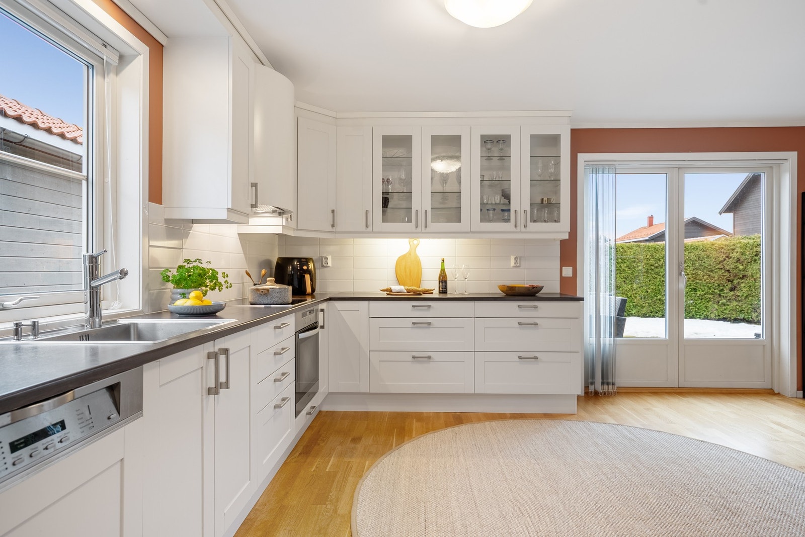 På kjøkkenet har du lys innredning med profilerte fronter, og fliser mellom benk og overskap som gjør renholdet enkelt Galleribilde