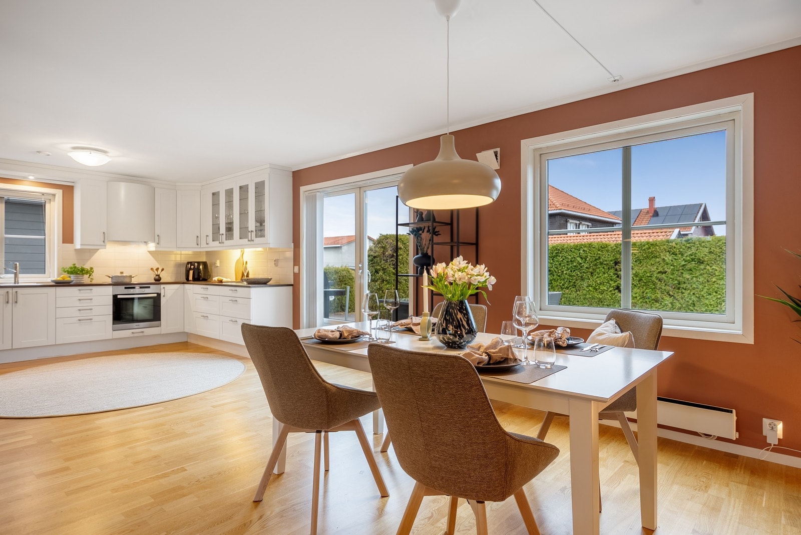 Med en åpen vinkel mellom stue og kjøkken får du et lyst og luftig rom, samtidig som utformingen skaper en naturlig oppdeling av sonene Galleribilde