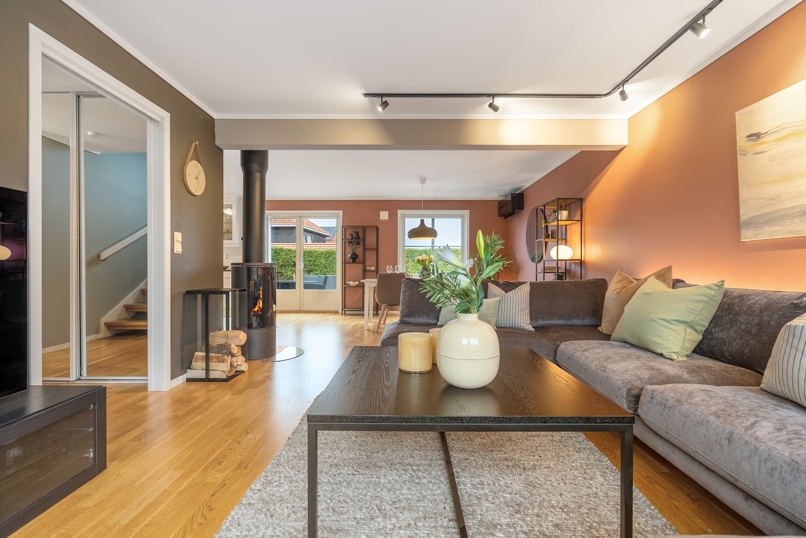 Fra entreen kommer du inn i stue/ kjøkken i åpen løsning Galleribilde