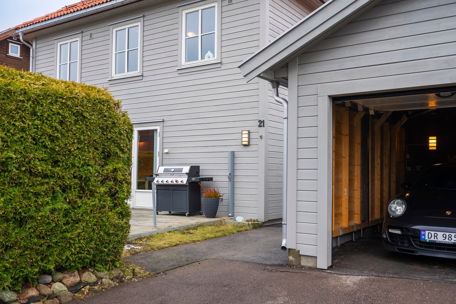 Kort vei fra parkering til hygge på terrassen Galleribilde