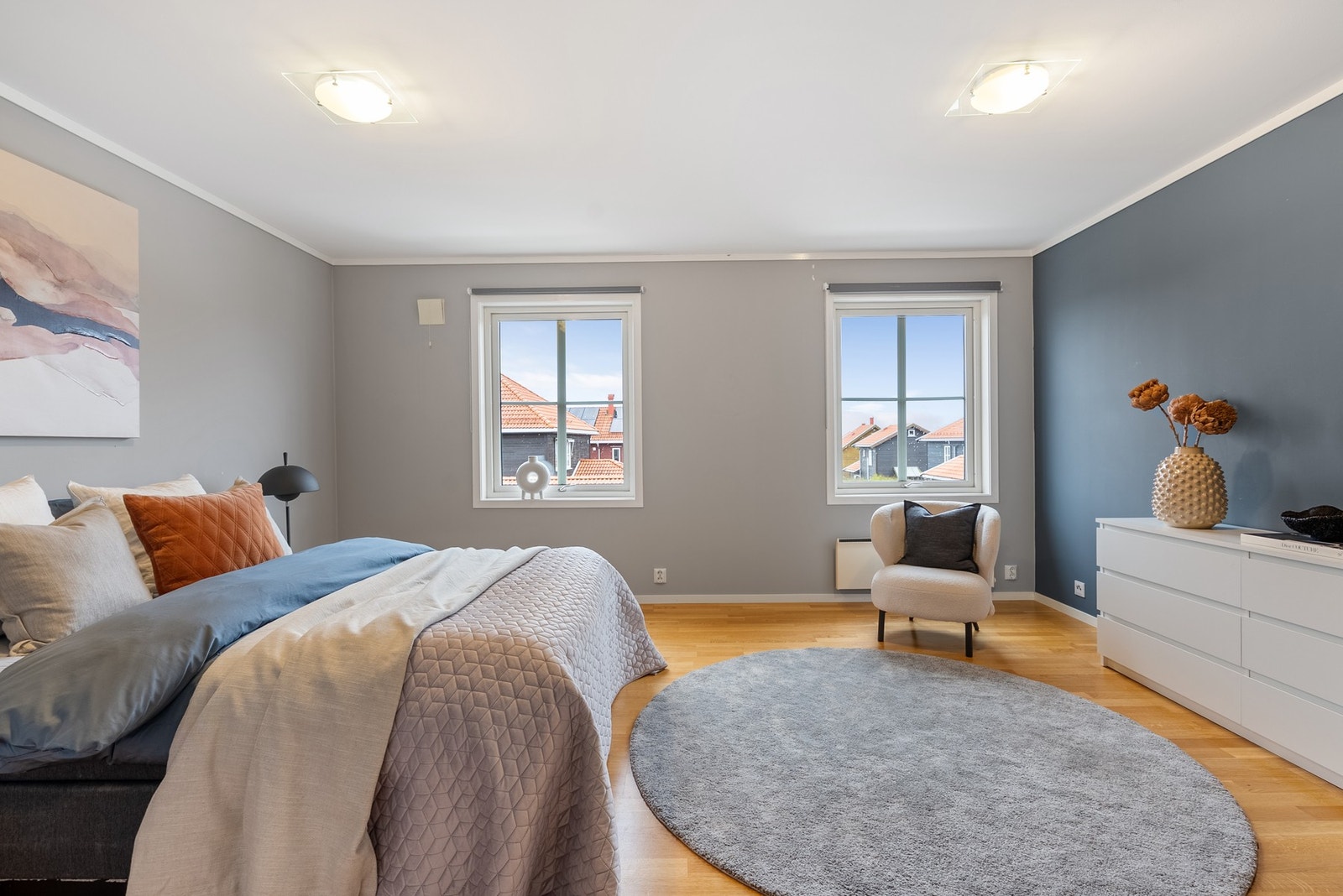 Alle boligens tre soverom er praktisk plassert på samme etasje - ideelt for familieliv og en funksjonell hverdag Galleribilde