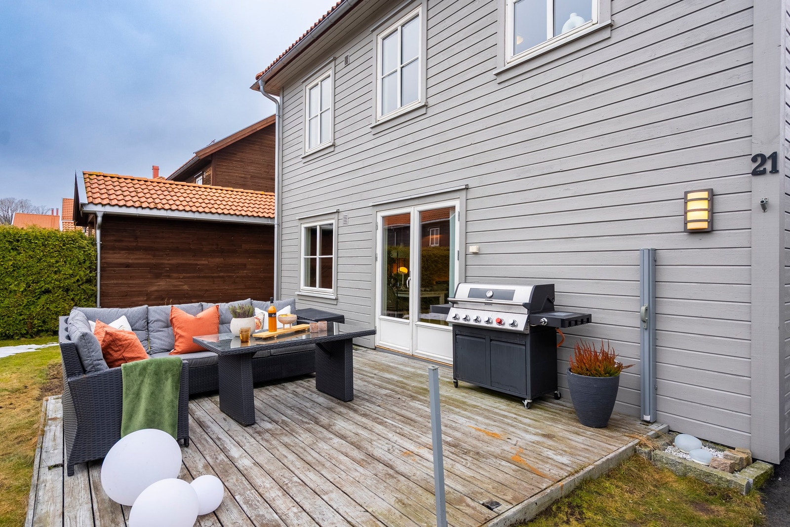 Med utgang fra kjøkkenet har du terrasseområde som gjør det enkelt å ta med måltidet ut Galleribilde