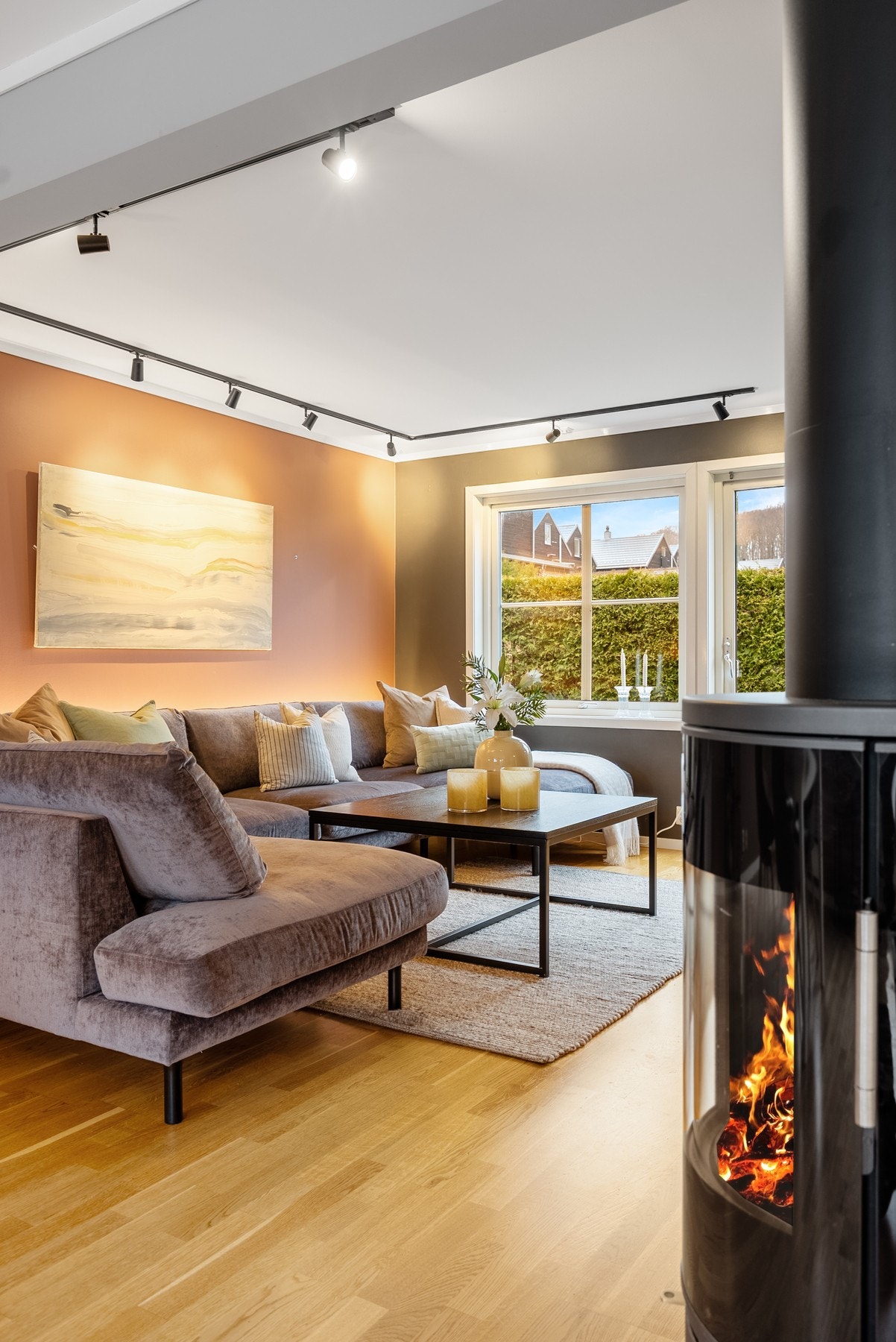 I stuen har du både varmepumpe og vedovn, som sørger for behagelig inneklima og bidrar til en lun og koselig atmosfære året rundt Galleribilde